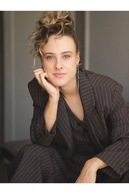 Vitória Fallavena interpretando a Bel