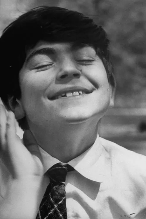 Vittorio Manunta interpretando a Giacomo, a small boy