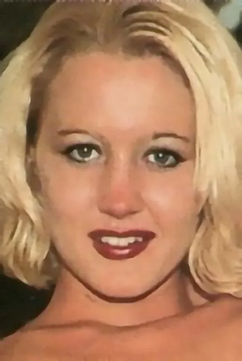 Vivanica interpretando a (as Anika)