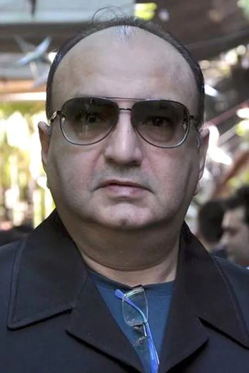 Vivek Vaswani interpretando a Professor