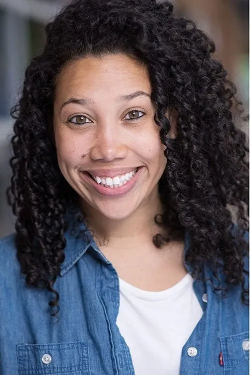 Vivian Gil interpretando a Employee