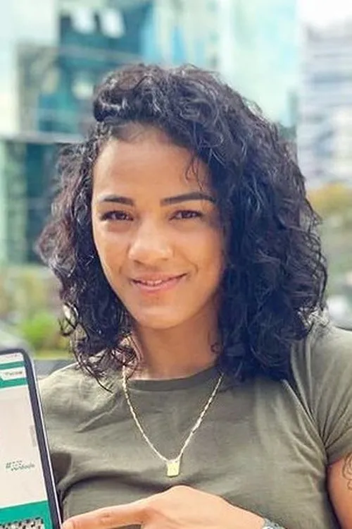 Vivianne Araújo interpretando a Self