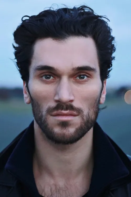 Vladimir Korneev interpretando a Serge