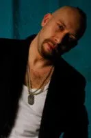 Vladis Golk interpretando a