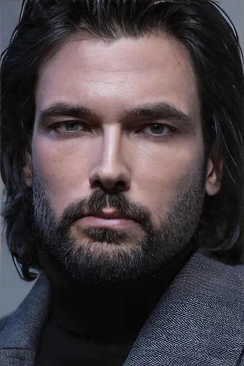 Volkan Keskin interpretando a 