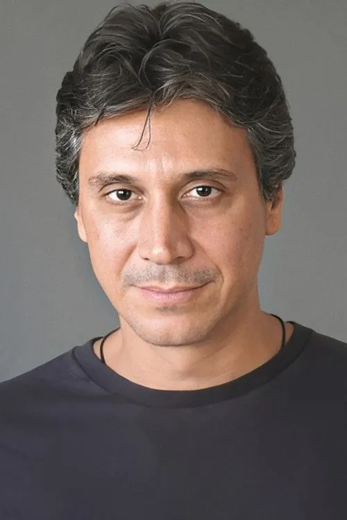 Volkan Ünal interpretando a 