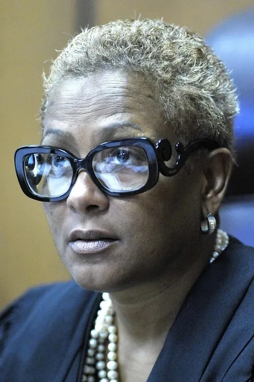 Vonda Evans — personaje: Self - Co-host