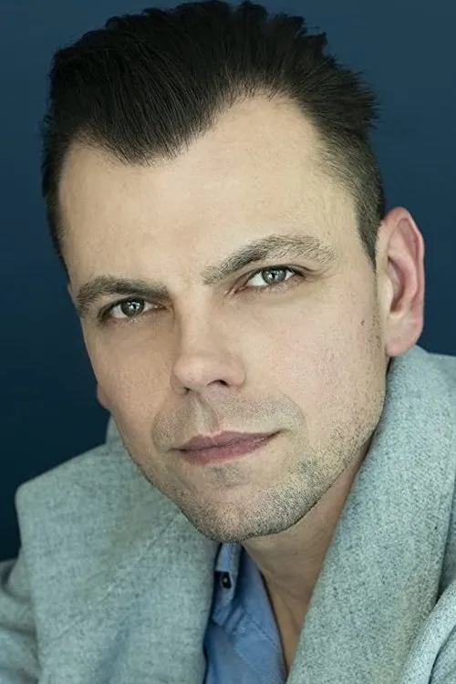 Voytek Skrzeta interpretando a Sgt. Simpson