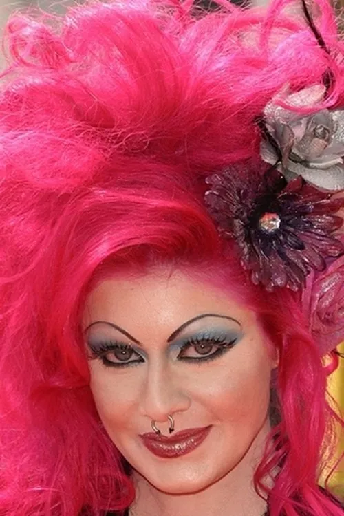 Vyxsin Fiala interpretando a Myra Mogul