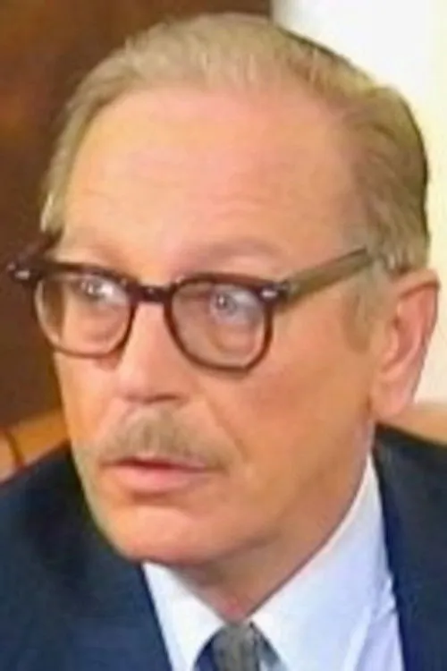 W.O. Williams interpretando a Gloria's Husband (as Mr. Black)