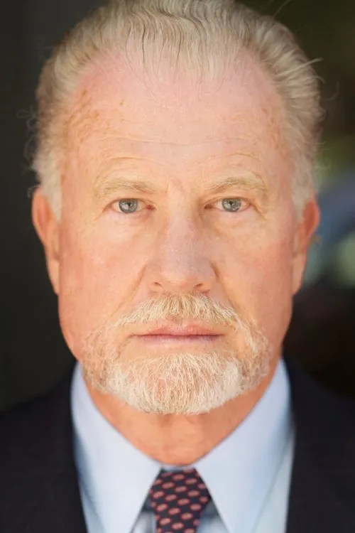 W. Scott Parker III interpretando a Captain Philip Carteret