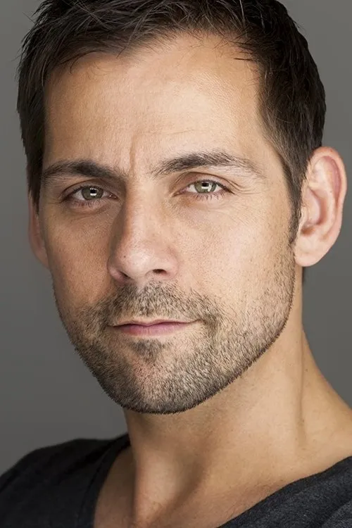 Wade Boyes interpretando a Police Officer