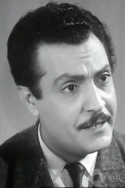 Wahba Hasab Allah interpretando a Theater owner