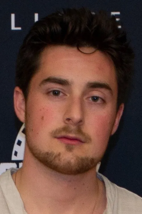 Walker Lucchese interpretando a Jerry Rouse