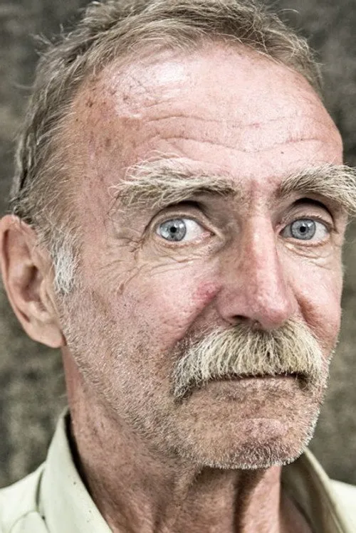 Walter Saxer interpretando a Nazi Soldier