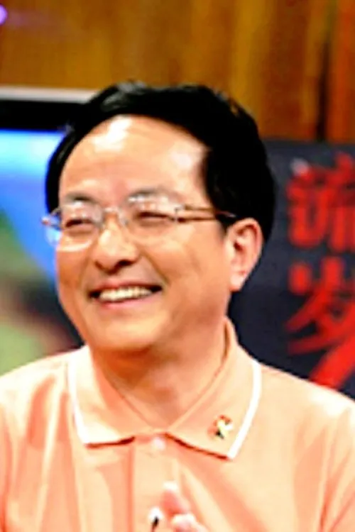 Wang Longji interpretando a