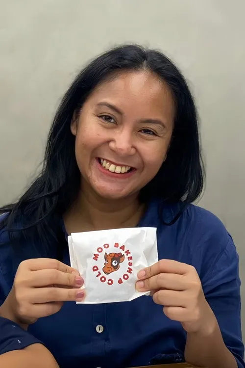 Wani Siregar interpretando a Liana