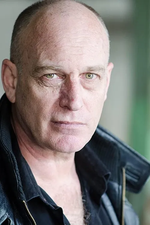 Wayne Best interpretando a Host / Doctor / Father / Sentinel #1