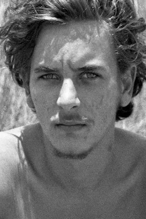 Wayne Henley interpretando a Self