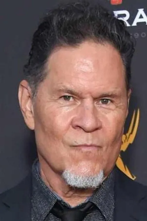 Wayne Waterman interpretando a Ronnie