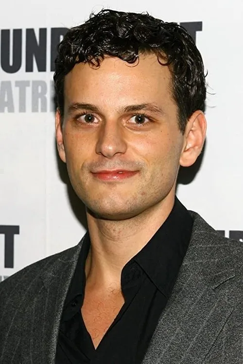 Wayne Wilcox interpretando a Tom