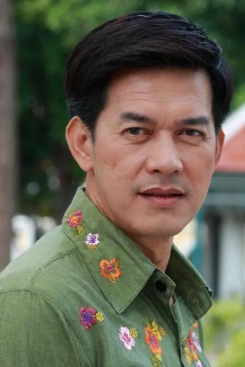 Weerachai Hattakovit interpretando a