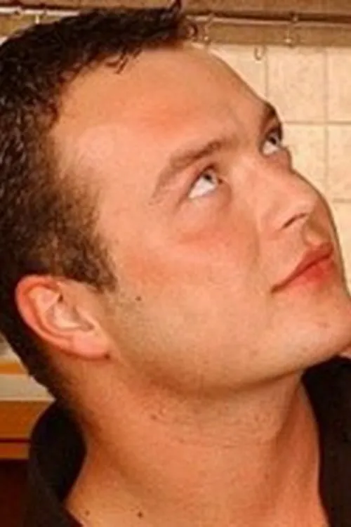 Wein Lewis interpretando a