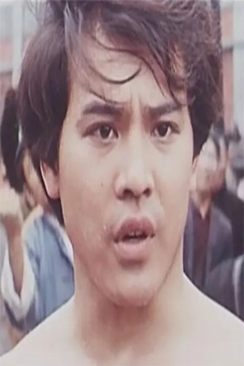 Wen Chiang-Lung interpretando a Ling Chung