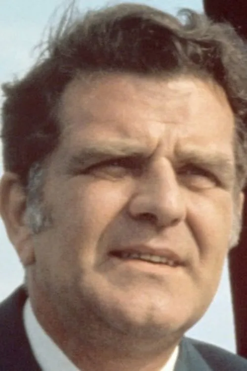 Werner Schumacher interpretando a Alec Beggs