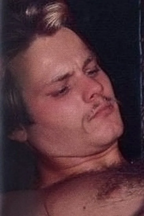 Wes Harding interpretando a (segment 