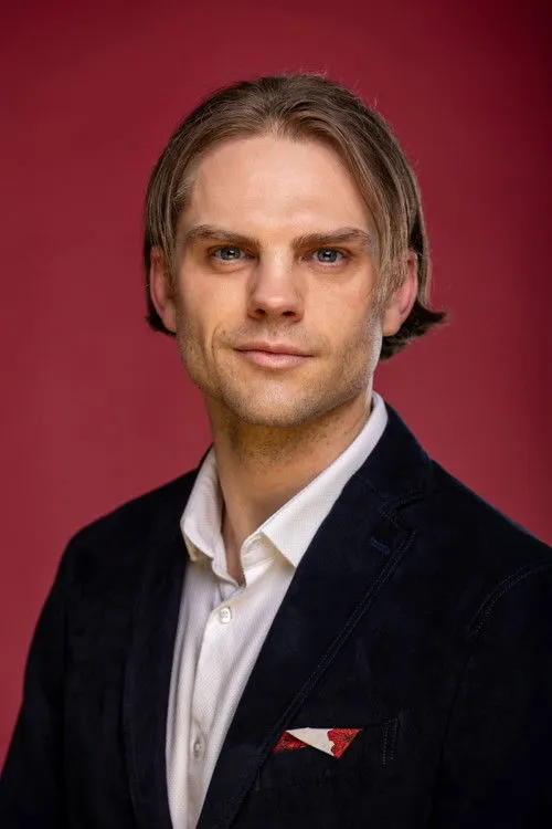 Wesley Mahoney interpretando a Barman