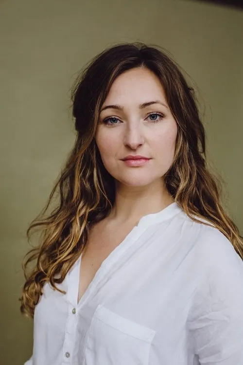 Whitney Sawyer interpretando a Patricia