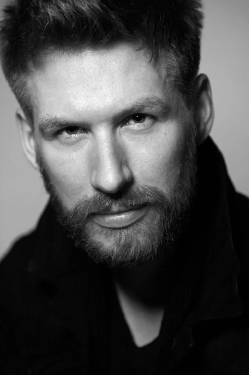 William de Coverly interpretando a Lawrence