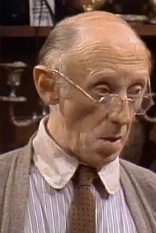 William Hansen interpretando a Dr. Ezra Manon