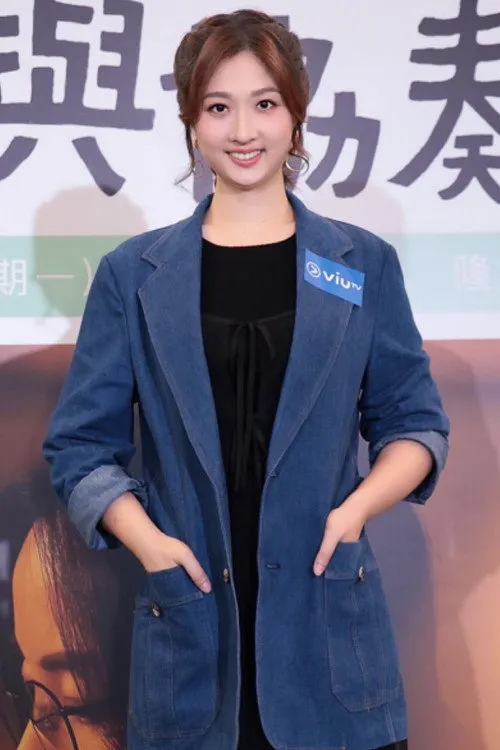 Ursula Wong Yue-Si ha trabajado con Wing Mo en 1 ocasiones