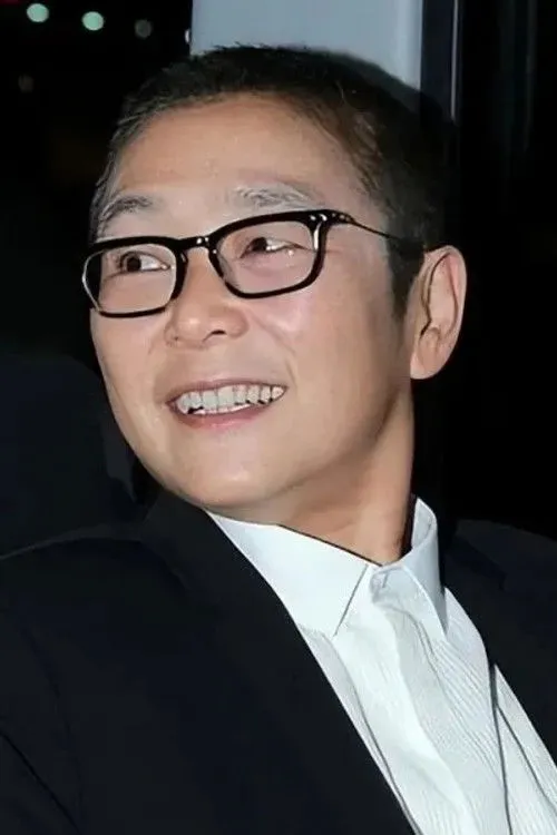 Winnie Yu Ching interpretando a Kid with glasses