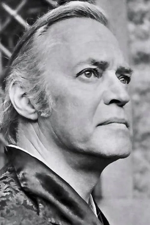 Wolf Ackva interpretando a George Darling