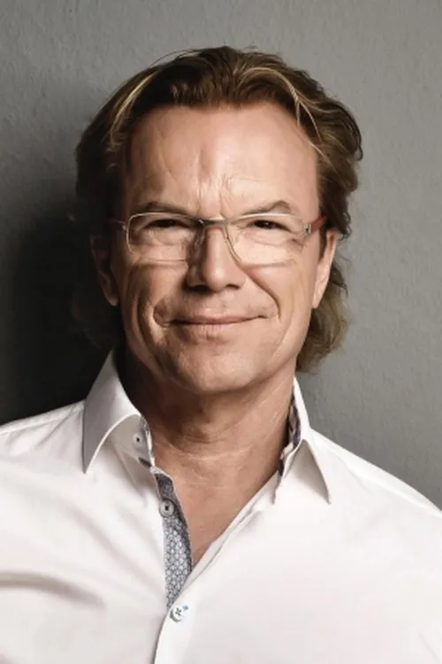 Wolfgang Lippert interpretando a Self