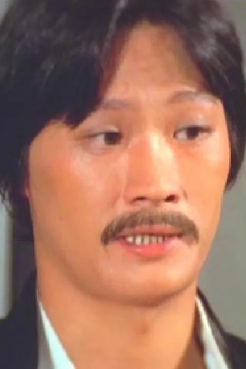 Wong Lik interpretando a 