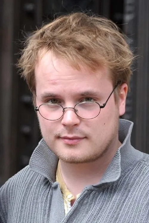 Woody Mues interpretando a Pavle