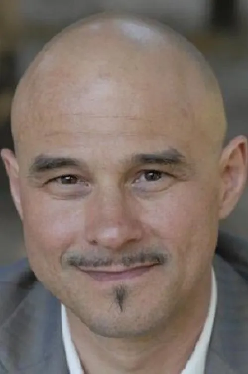 Xavier Tchili interpretando a Marc