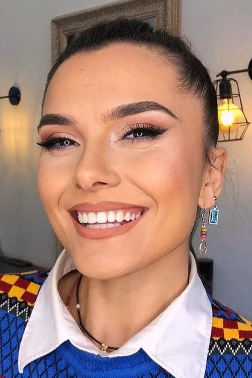 Xhejlane Tërbunja interpretando a Melisa