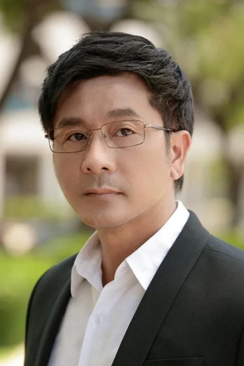 Xuân Hiệp interpretando a Doctor Son