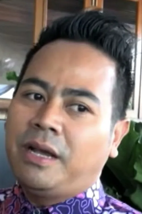 Yadi Sembako interpretando a Dullah