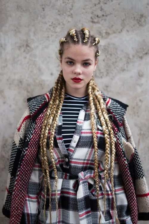 Yaël Meier interpretando a Vivi