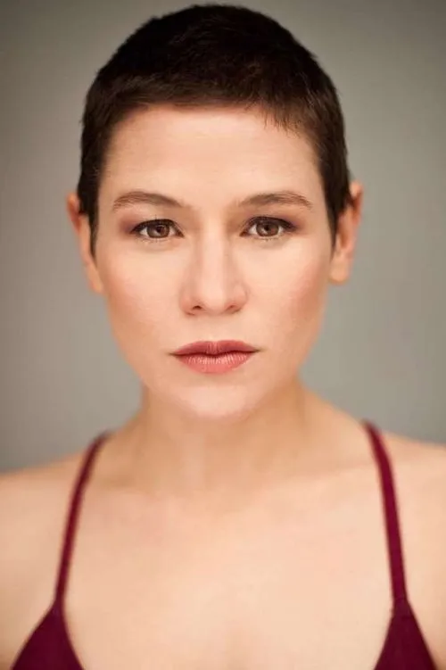Yael Stone interpretando a Hannah