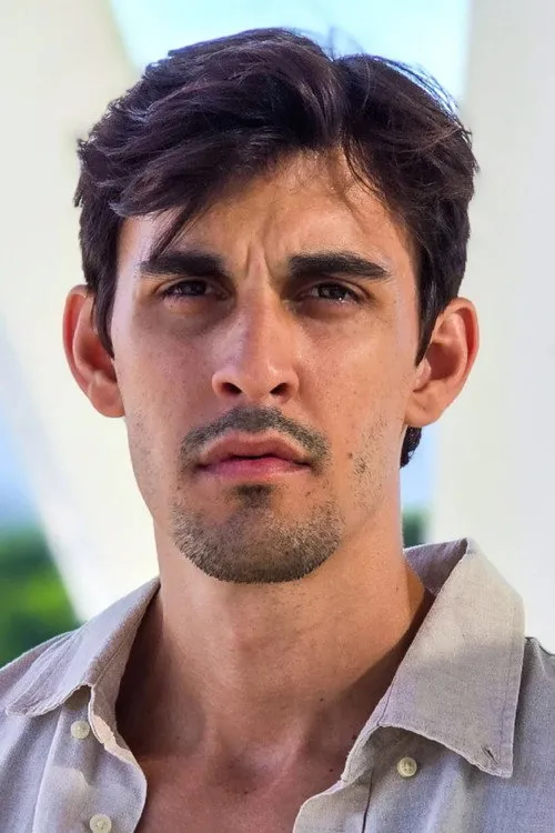 Yago Monteiro interpretando a Toni