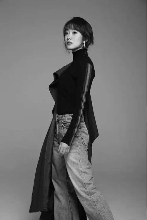 Jie Hou ha trabajado con Yang Qifang en 1 ocasiones