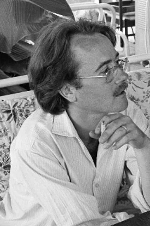 Yann Andréa interpretando a Le frère