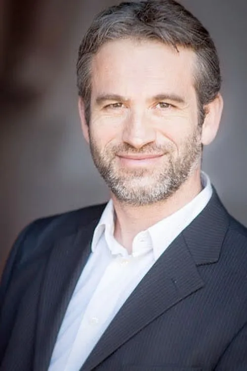 Yannick Blivet interpretando a Le vendeur de journaux (voice)